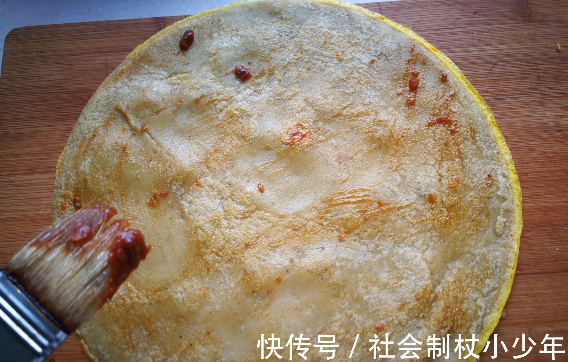 黑芝麻|早餐在家做鸡蛋煎饼,又薄又软,想吃什么加什么,方便快捷