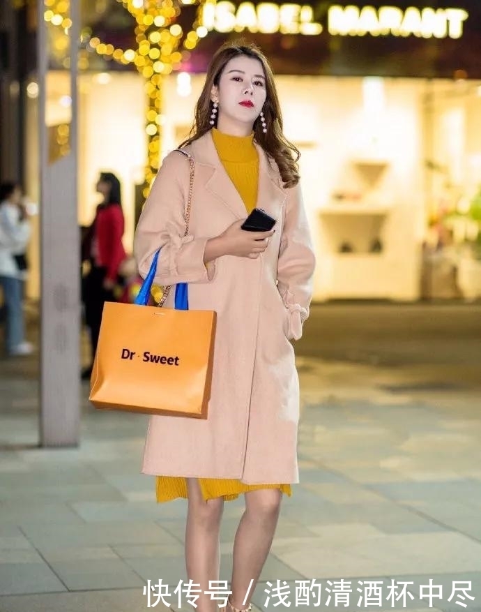 米白色的毛呢大衣,宽松的时尚版型,穿起来既百搭又不失时尚