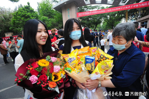 考生们|考生们走出考场后收到鲜花与家人拥抱