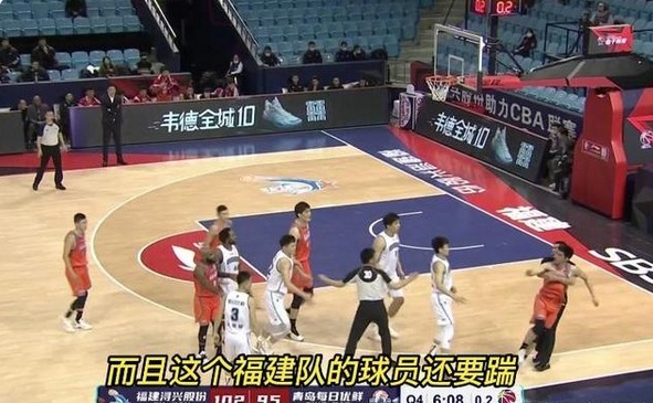 选手|CBA“战火”持续上演,撕扯对手衣服用脚踹人,暴怒裁判都拉不住
