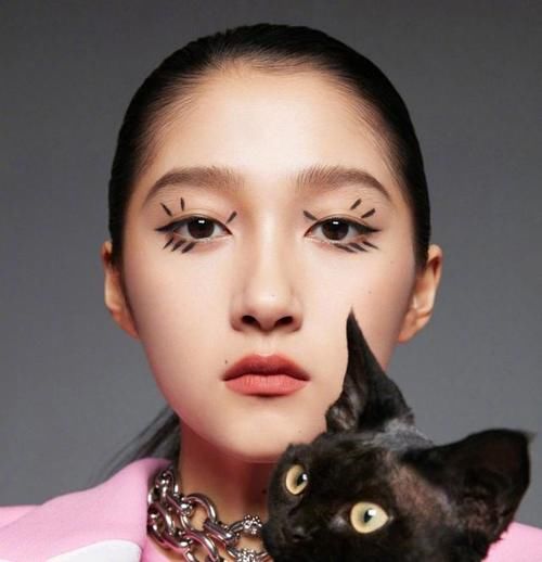 模仿杨幂？关晓彤大秀美腿，修图失误翻车了