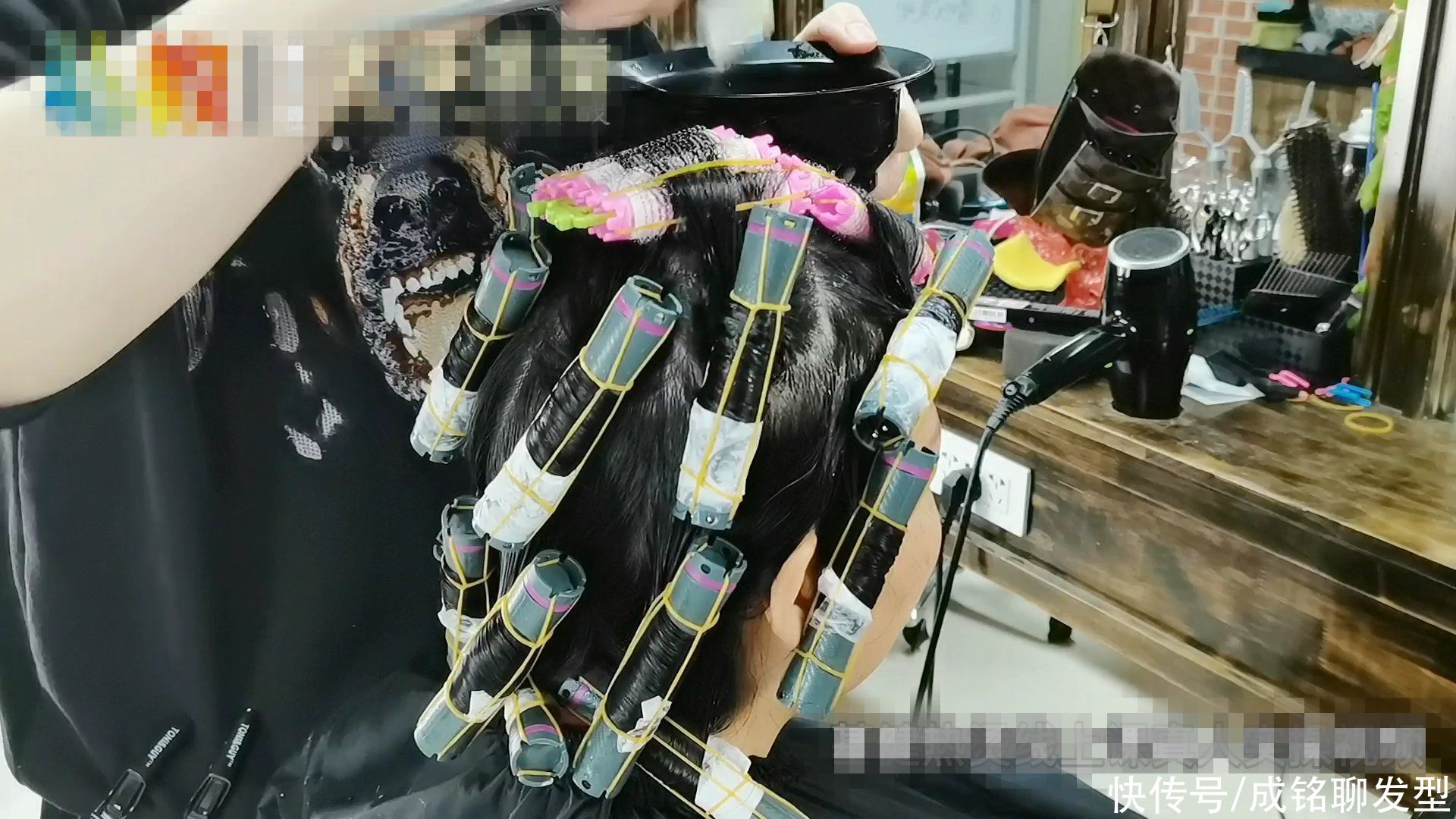 年过五十发量少怎么烫减龄？摩根烫+螺旋卷，蓬松洋气又显发量多