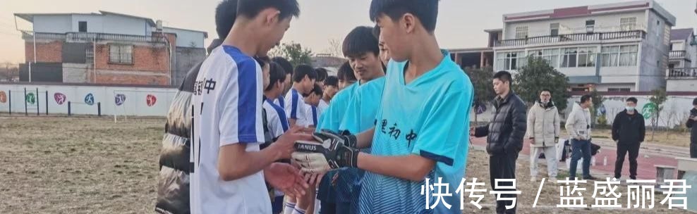 沙窝镇|新县沙窝镇初级中学与八里畈镇初级中学举行足球联谊比赛!