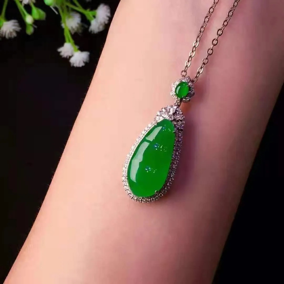 剂液&为了一只蚊子,五万元的满绿翡翠戒指就这样没了