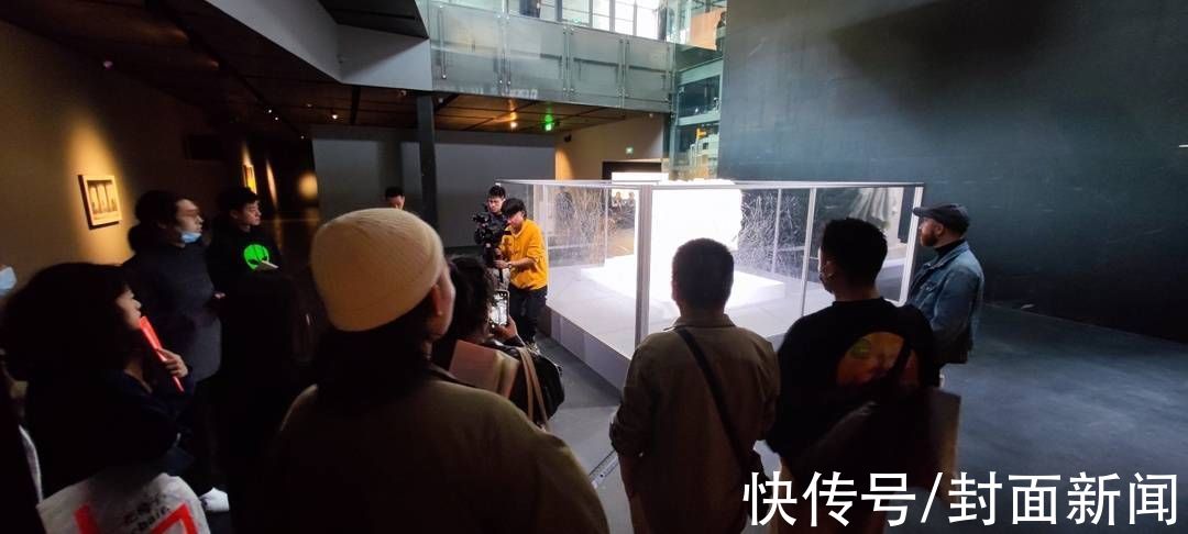 椅子季&十位中外艺术家组团参展，这个展览把椅子玩出了“花样年华”