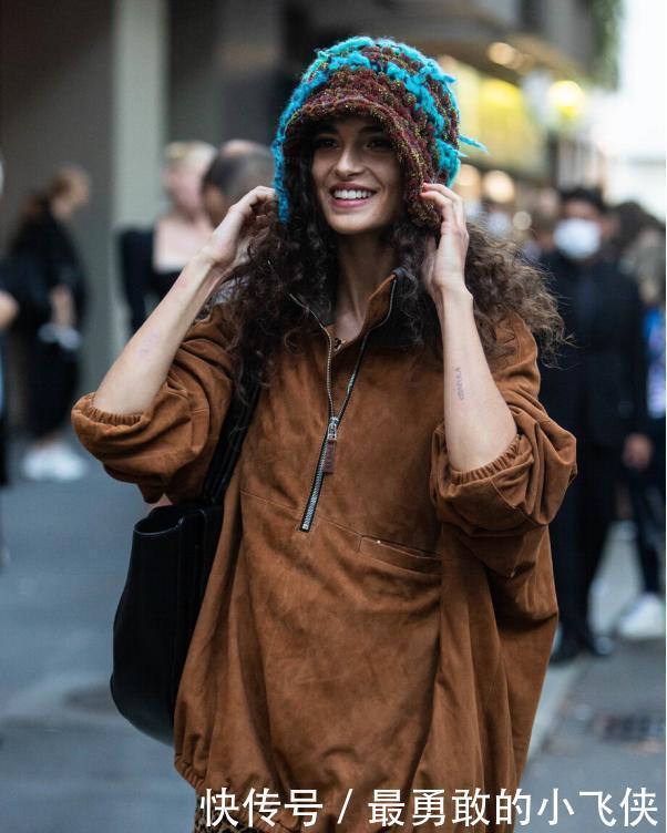 今年秋天流行穿“防风卫衣”,时髦又保暖,教你挑对颜色不踩雷