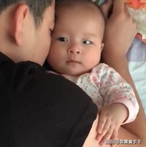 卡辛|爸爸哄女儿睡觉意外走红,妈妈进门查看后,闺女:把你家老公领走