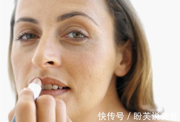 嘴唇 女人涂口红时,要改掉这4个坏习惯,不然再贵的口红都掉色粘杯