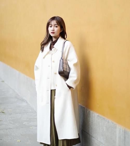 入春后，穿大衣少配裤装，今年流行搭这几款“半身长裙”，很优雅