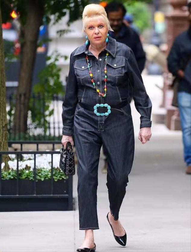 珠宝|特朗普73岁原配真精致,浓妆艳抹超浮夸,珠宝花里胡哨像地摊货