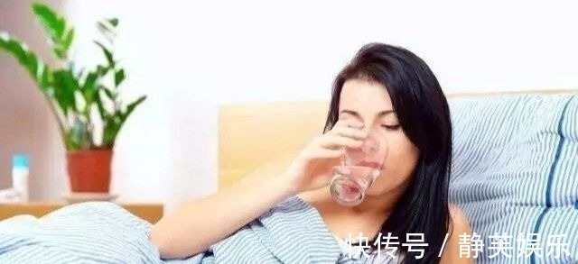 饮品|怀孕之后喝水有讲究,要想胎儿发育好,有几个时间段补水要及时