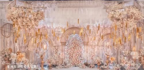 浪漫而又温馨的香槟金色+粉色系婚礼，你喜欢这种色系的搭配吗？