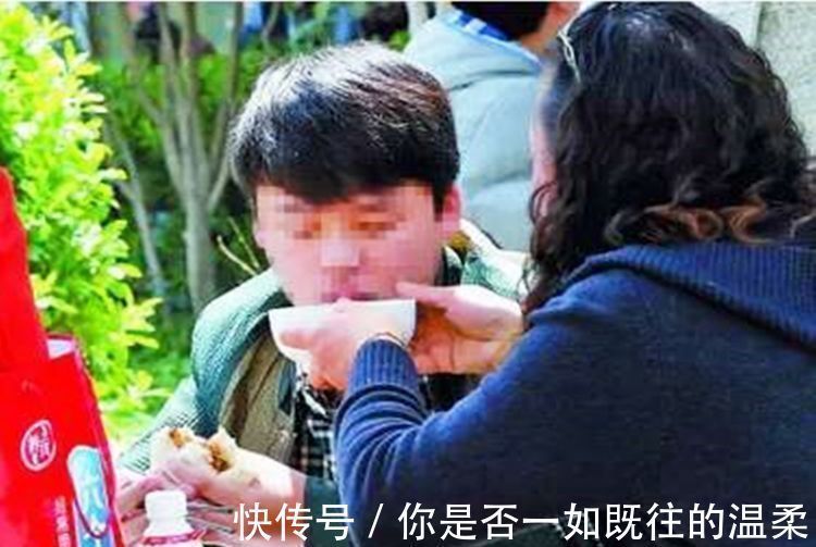 父母|这碗“毒面条”看似饱了肚子,实则毁掉孩子未来,父母却毫不在意