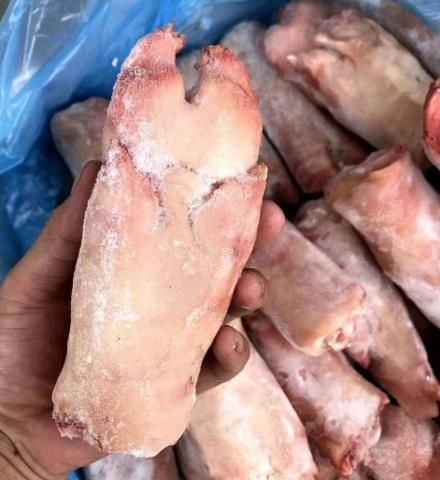 颜值控|买猪蹄，只挑大的就错了，肉贩说漏嘴：牢记这3点，猪蹄新鲜肥美