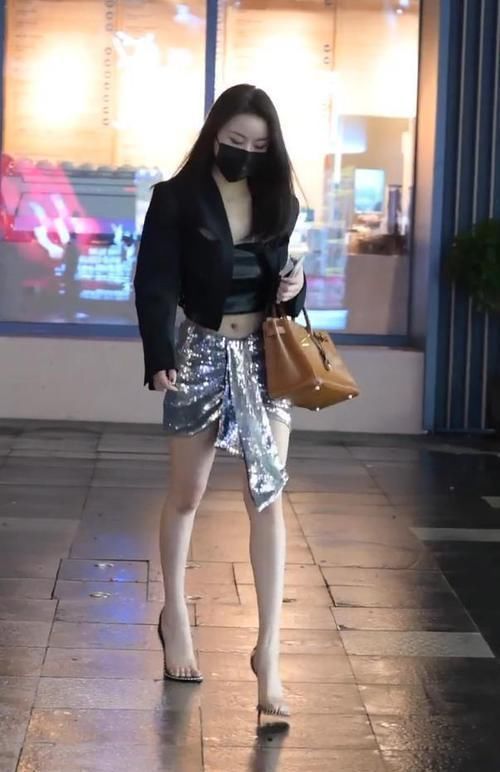 银色的小裙,减龄又拉风,看着像都市女郎!