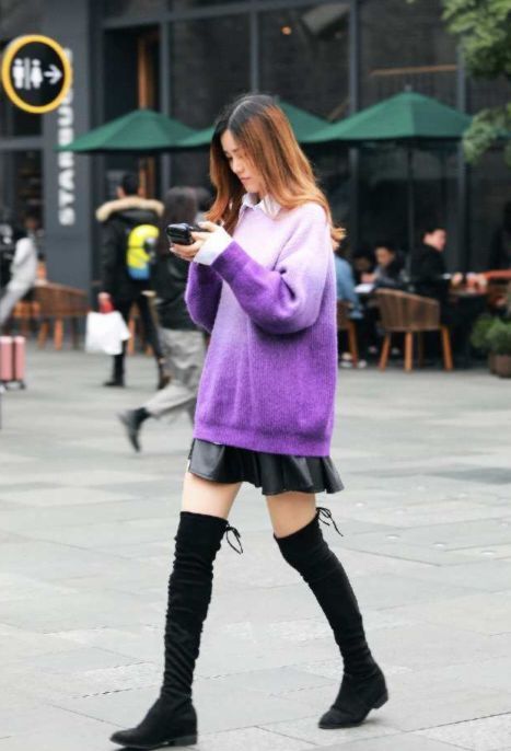 冬日|街拍:蓝色高领毛衣+黄色九分裤,在沉闷的冬日来点撞色简单时髦