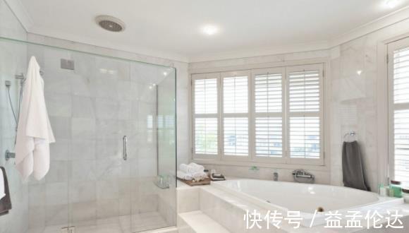 幸福感|建议大家,无论多穷都要给卫生间添3件神器,洗澡时能提升幸福感