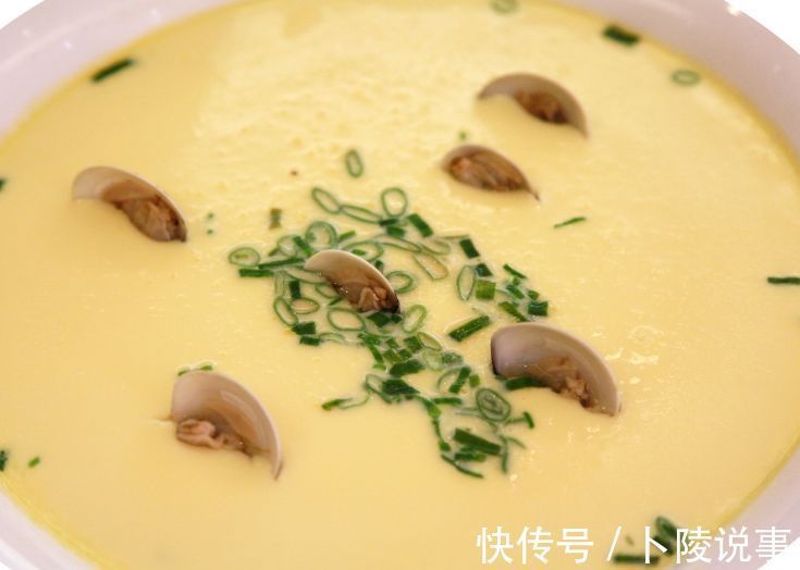 蒸鸡蛋羹的小窍门，这样做蒸出的鸡蛋嫩滑可口，小孩都爱吃！