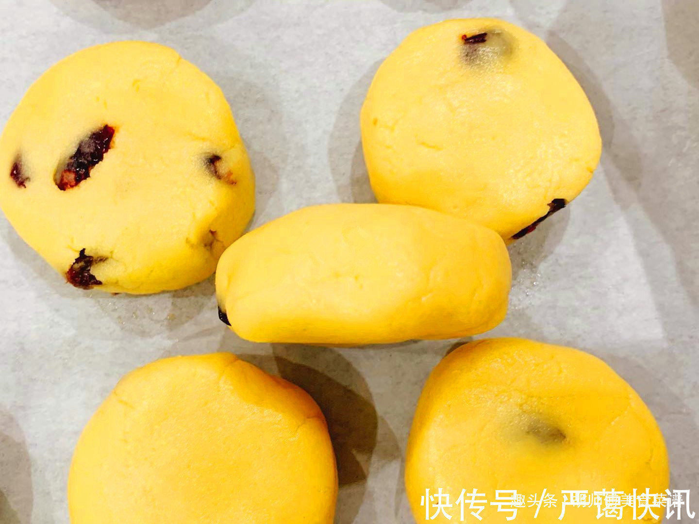 小时候特爱吃的酥饼，自己在家做，个个金黄酥脆，还是以前的味道