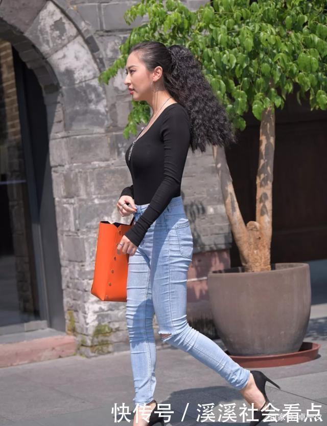 清爽修身圆领T恤彰显身材大方,让美女轻松提升迷人气质