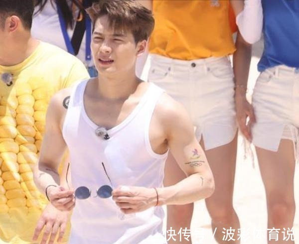 遮蓋|王嘉爾《跑男》穿冰袖遮紋身,錄《嗨放派》又變新方法,可真麻煩!