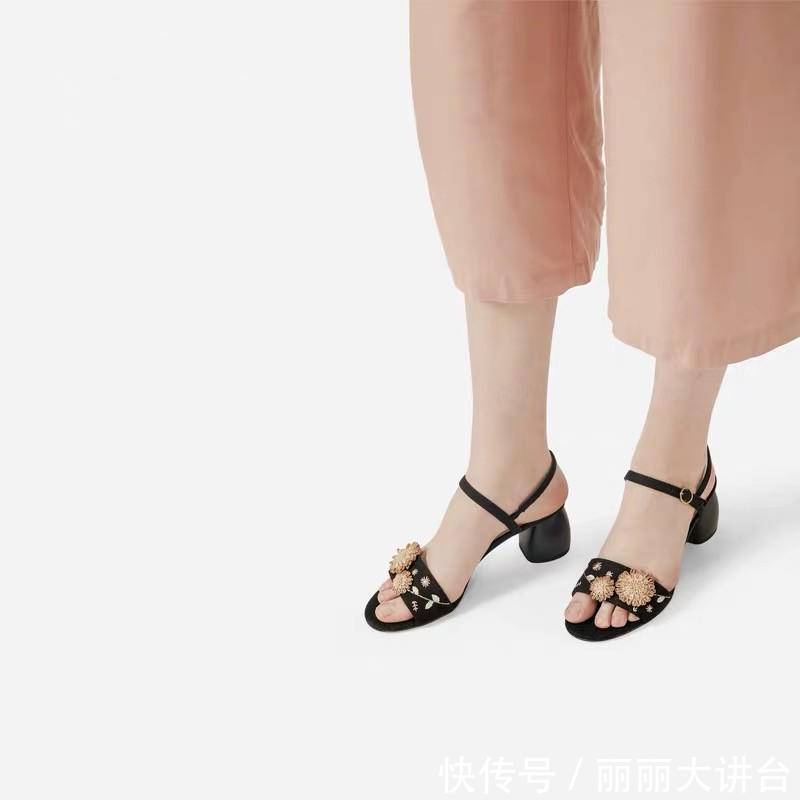 高贵的“花朵高跟鞋”,优雅迷人又气质,仙气十足!
