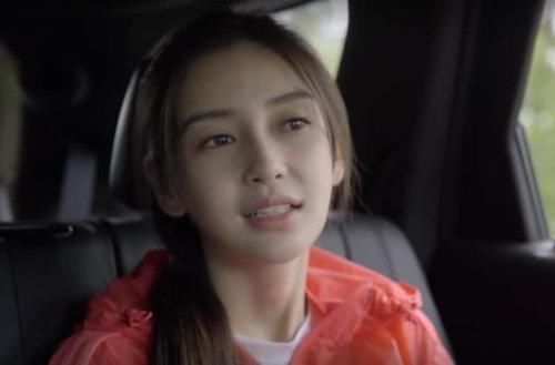 杨颖户外骑行遇生理期,在草丛中方便,蹲下对摄像机大喊不要拍