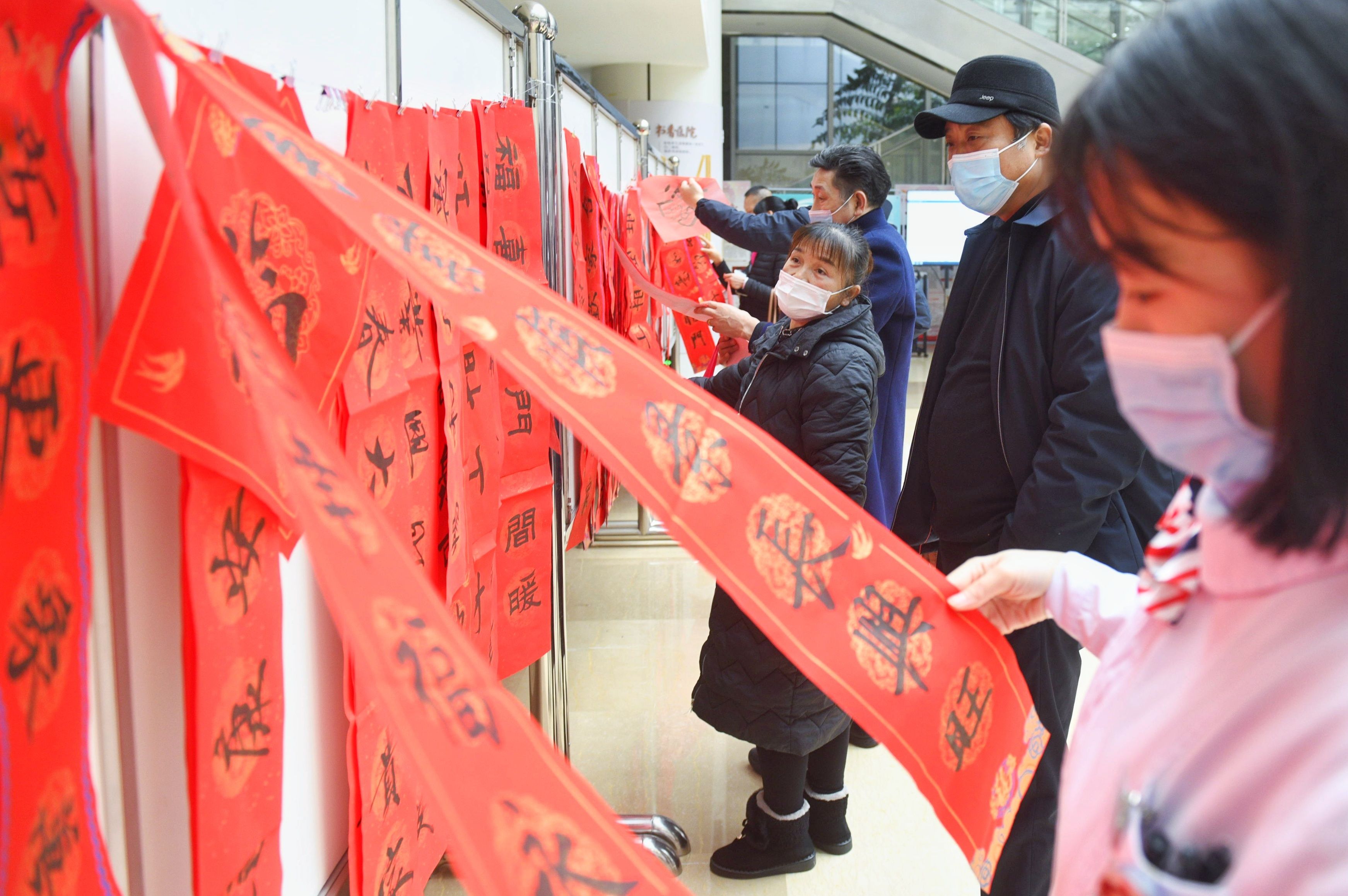 医护人员为市民写春联送祝福|图片新闻 | 春联