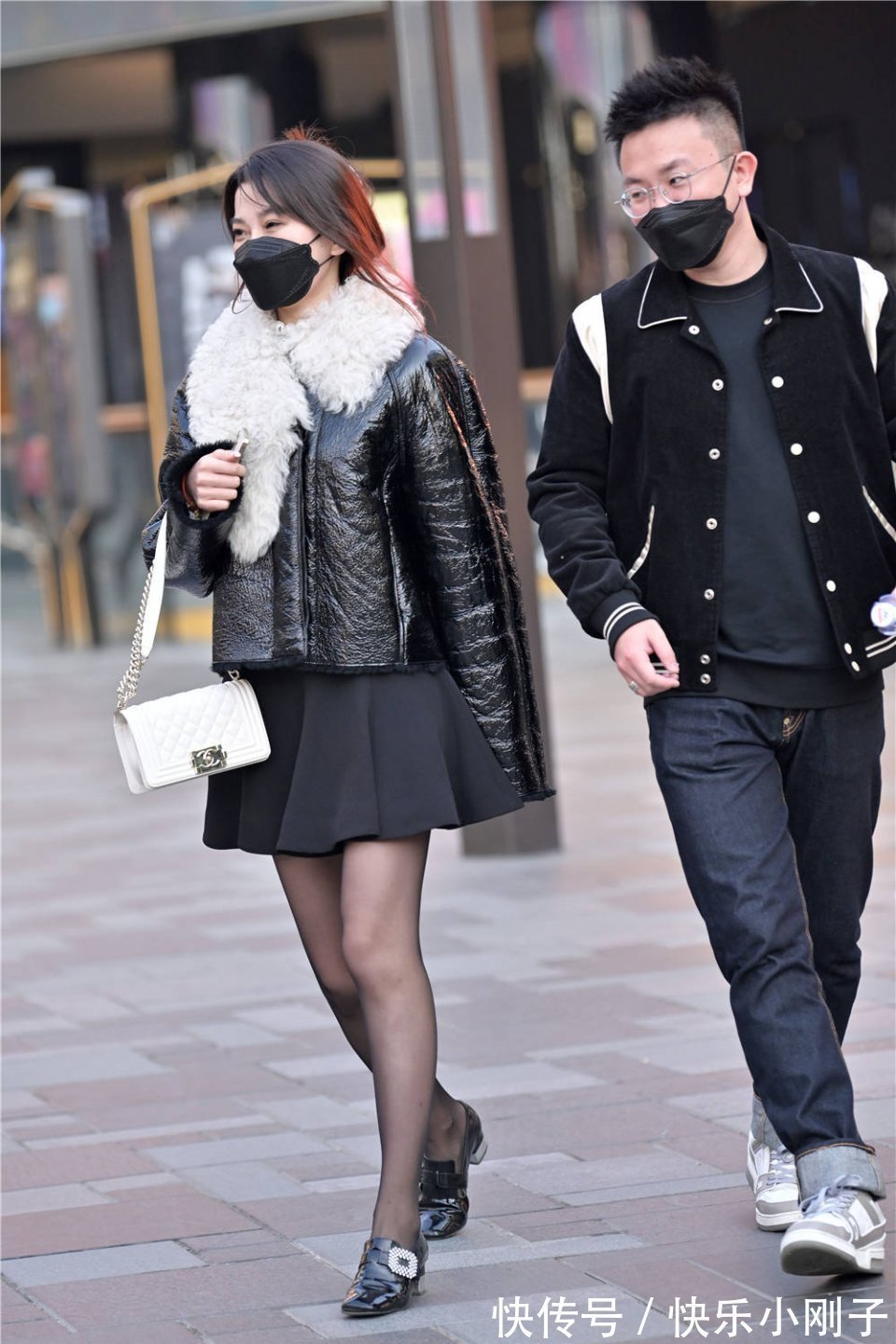 搭配 冬天还穿着黑色丝袜,她们是真喜欢丝袜搭配,让自己看起来更显瘦