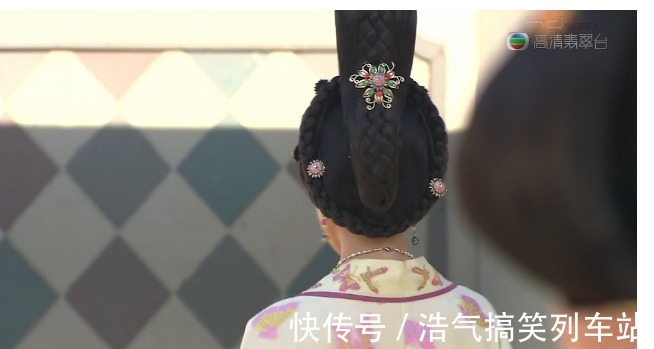 发髻 宫心计:刘三好的首饰:孔雀开屏项链、蓝水钻金钿、蝴蝶大袖衫