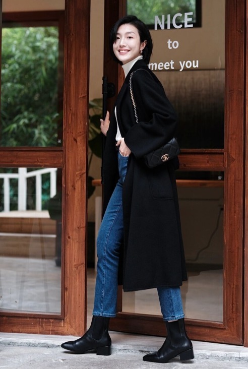 穿搭 今年“九分裤+裸靴”火了,显高显瘦又有气场,时髦保暖还日常