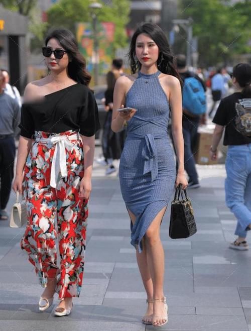 无肩裹身裙展现不一样的“高级感”，侧面开叉加束腰设计经典美丽！