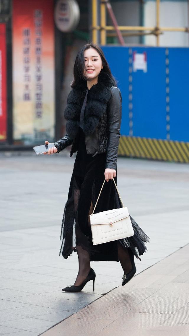 马尾辫|街拍小姐姐梳一个清爽的马尾辫,蓝色的裙子穿起来很显身姿