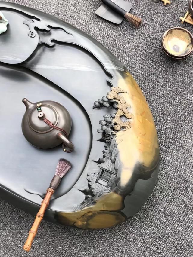 远景!籽料+金皮包裹的石头,用刀刻上山水画后,还能做成这样的茶盘?