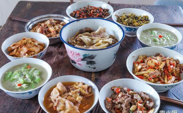 舅舅一家来做客,妈妈做了8个农家菜招待,网友真富有