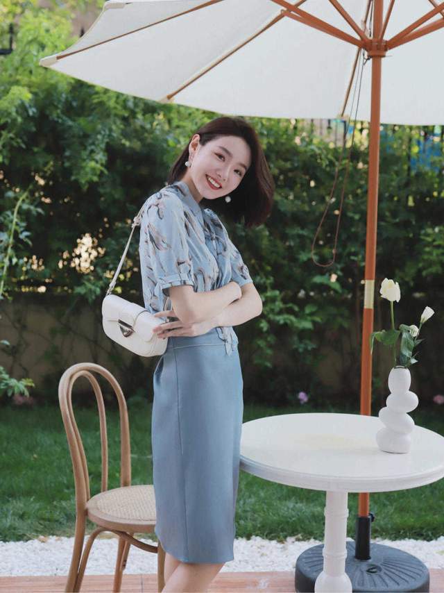 针织衫|“初恋”女友风格怎么穿?白衬衫搭配印花裙甜美俏皮,简直太美了