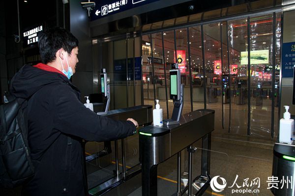 贵阳北站增设18台扫码测温一体化闸机 方便无智能机人群进站
