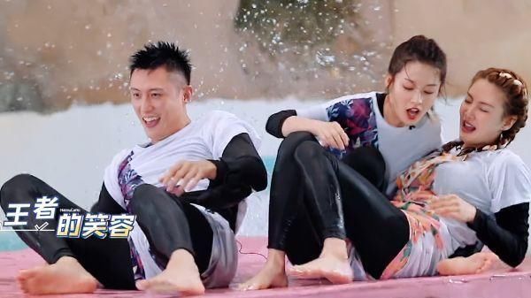 李沁击掌时差点滑倒，黄景瑜下意识去扶，动作微妙到连头都不敢抬