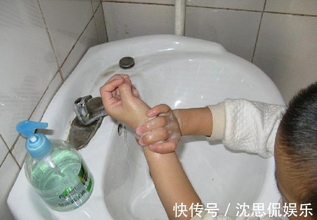 小月|3岁男孩总是“掏裆”，妈妈发现不对劲，检查后才知是“蛲虫病”