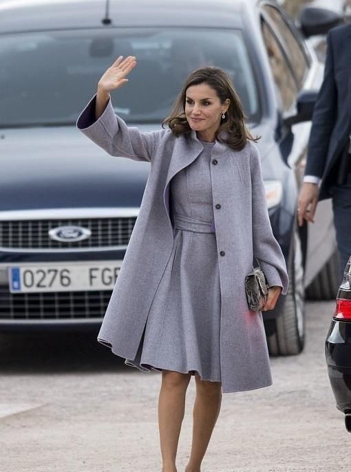 穿搭|西班牙王后又穿“高级灰”，搭配蛇皮鞋和包，比时尚女魔头更洋气