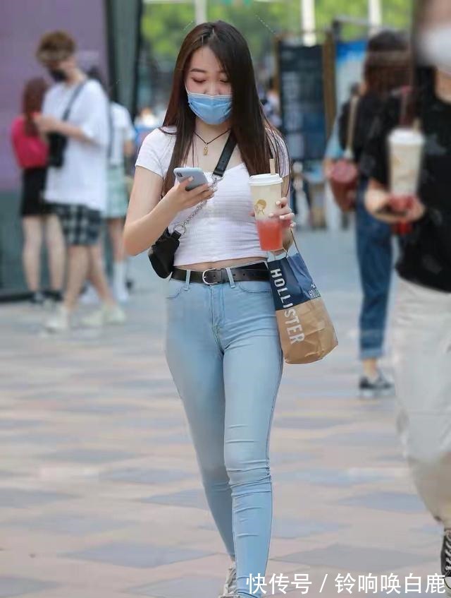 显瘦 紧身牛仔裤简洁大气,耐看又耐脏,显瘦效果非常明显!