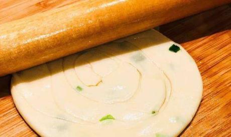 懒人葱油饼做法,不用和面,加上油酥和葱花,金黄香酥脆,省事