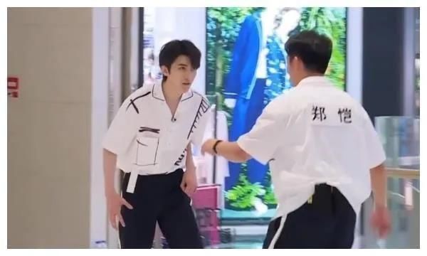 段奧娟|“跑男”第100期鄭愷奪冠,楊穎揭批導(dǎo)演造假為啥不放李晨名牌