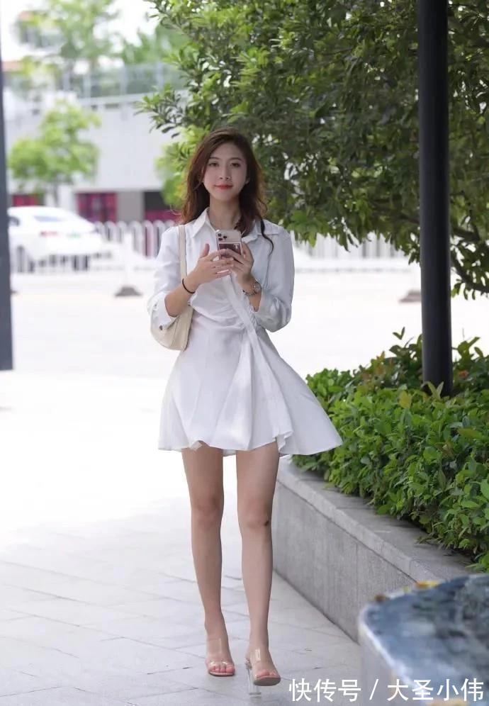 街拍|美女街拍:怎么营造仙气飘飘的效果?高跟鞋配连衣裙,青春迷人又温柔