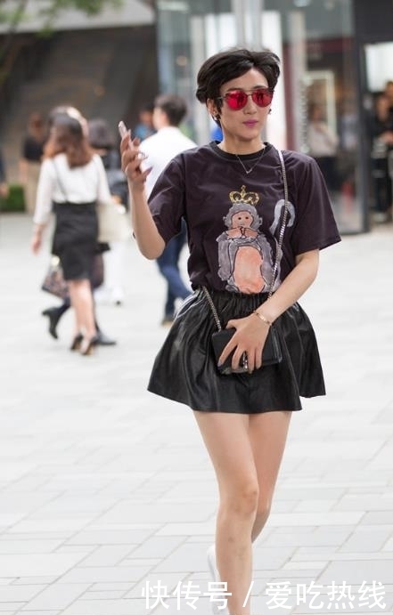 简单|街拍:图三蓝色短袖搭配牛仔破洞裤,简单的搭配,就这么迷人!