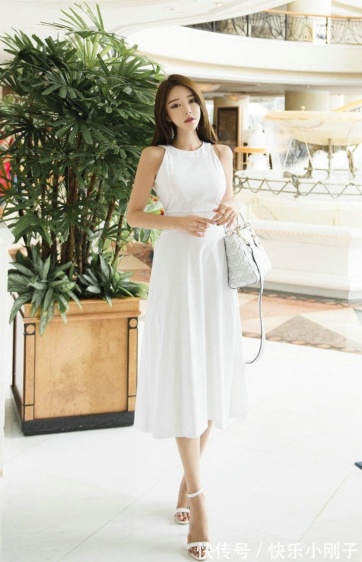 曲线 衬衫搭配的黑色半身裙,简约利落的设计,轻松展现女性的曲线美