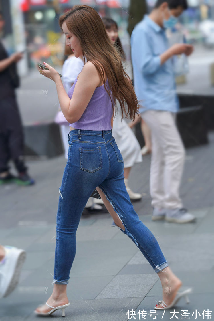 好身材|美女街拍:吊带背心搭配牛仔喇叭裤,展现靓丽的好身材,更具时尚格调