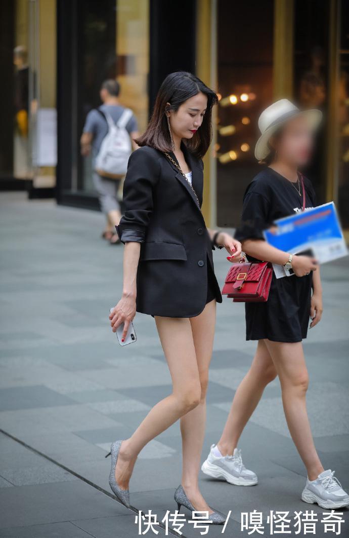 街拍：职业小西装美少妇，下身却是空空如也