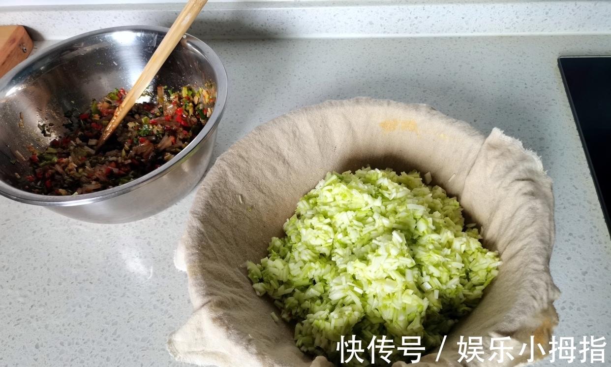 包子|夏天我家少不了这个馅料的包子，鲜嫩多汁，味道太香了