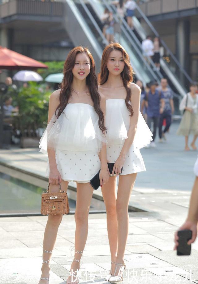 多层斗篷版型的露肩衫,搭配时尚精致的短裙裤,轻松展现优雅靓丽